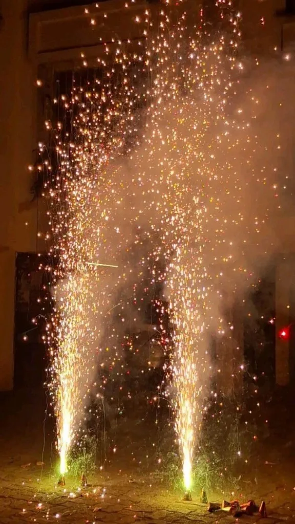 نافورة نارية ذهبية — شلالات شرار للدخول والمسرح